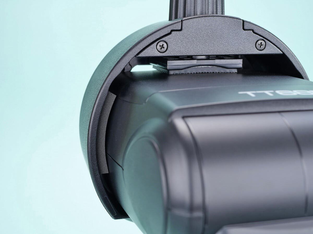 05
Godox TT685にS-R1装着
斜め後ろ